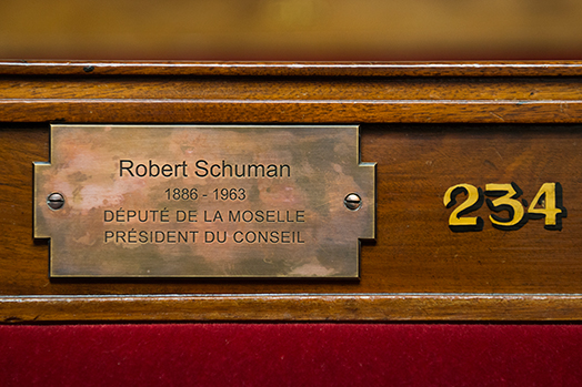 Dévoilement de plaques commémoratives dans l’hémicycle en hommage à André Marie et Robert Schuman