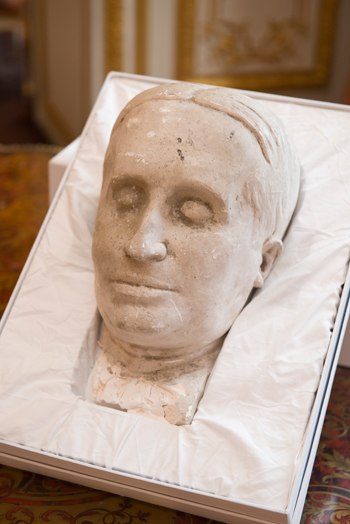 Cérémonie de remise du masque mortuaire de Georges Mandel