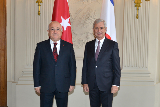 Entretien avec M. Cemil Çiçek, Président de la Grande Assemblée nationale de Turquie 