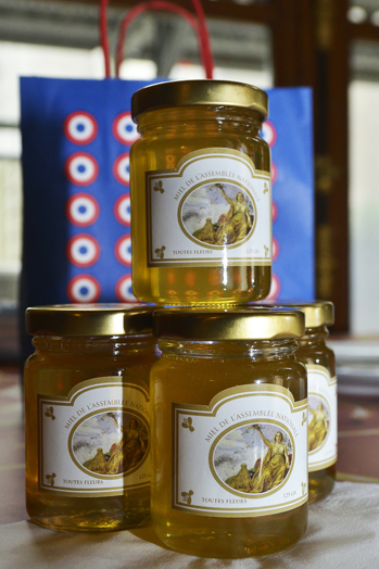 Mise en pot de la 1ère récolte de miel 