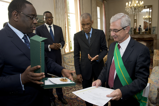 Remise à Claude Bartolone de l'Ordre du Mérite par le Président de la République du Sénégal