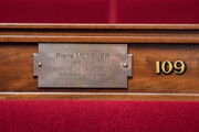 Dévoilement de la plaque en l’honneur de Pierre Messmer dans l’hémicycle de l’Assemblée nationale